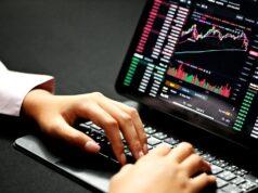 Криптовалютные Инвестиции — Стратегии для Долгосрочного Роста person using black laptop computer