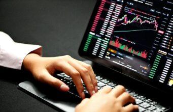 Криптовалютные Инвестиции — Стратегии для Долгосрочного Роста person using black laptop computer