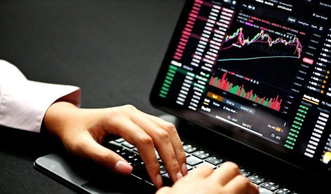 Криптовалютные Инвестиции — Стратегии для Долгосрочного Роста person using black laptop computer