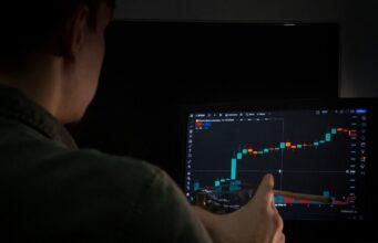 Криптовалютные биржи — как выбрать надежную платформу для торговли man, drinking, whiskey, brandy, liquor, smoking, tobacco, cigarette, addiction, habit, cryptocurrency, bitcoin, crypto, technology, digital, virtual, finance, altcoin, investment, computer, success, graphics, economy, forex, entrepreneur, altcoin, forex, forex, forex, forex, forex