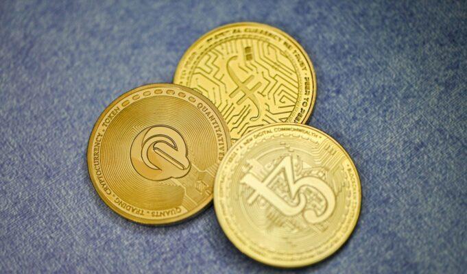 Тестирование Криптопроектов — Заработок для Технических Специалистов three gold coins sitting on top of a blue surface