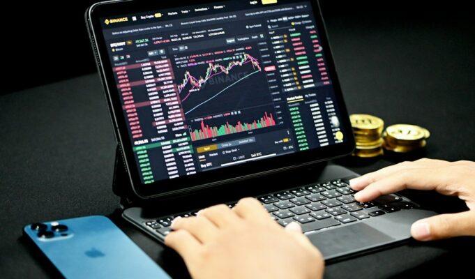 Разоблачение — Самые Распространенные Схемы Обмана в Крипто person using black and gray laptop computer