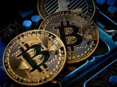 Метавселенная и криптовалюты — какая связь? three bitcoins sitting on top of a computer motherboard