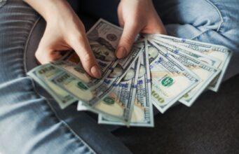 P2P-Торговля — Заработок на Посредничестве между Покупателями и Продавцами fan of 100 U.S. dollar banknotes