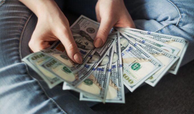 P2P-Торговля — Заработок на Посредничестве между Покупателями и Продавцами fan of 100 U.S. dollar banknotes